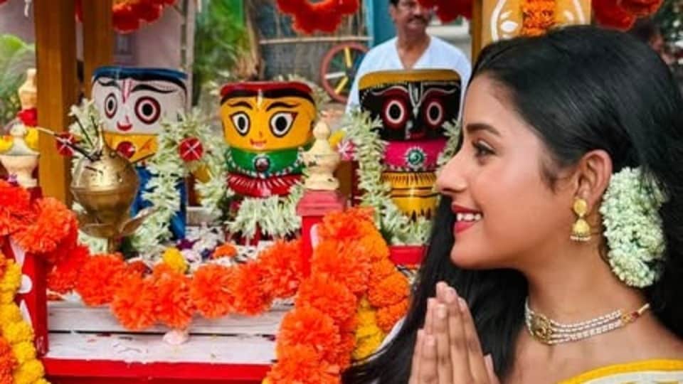 'মেলার গন্ধ, নাগরদোলা, কত হাসি-গল্প!' রথের স্মৃতি ভাগ করলেন ‘পরিণীতা’ ঈশানী