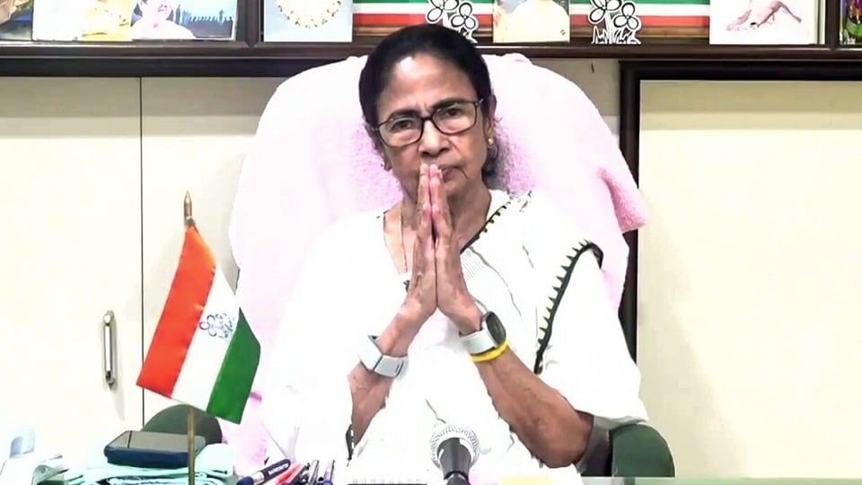 ২১ জুলাইয়ের শহিদ দিবসকে সামনে রেখে দলের বাকি নেতাকর্মীদের উদ্দেশে স্পষ্ট বার্তা দিলেন তৃণমূল নেত্রী মমতা বন্দ্যোপাধ্যায়। (Mamata Baneerje Social Media)