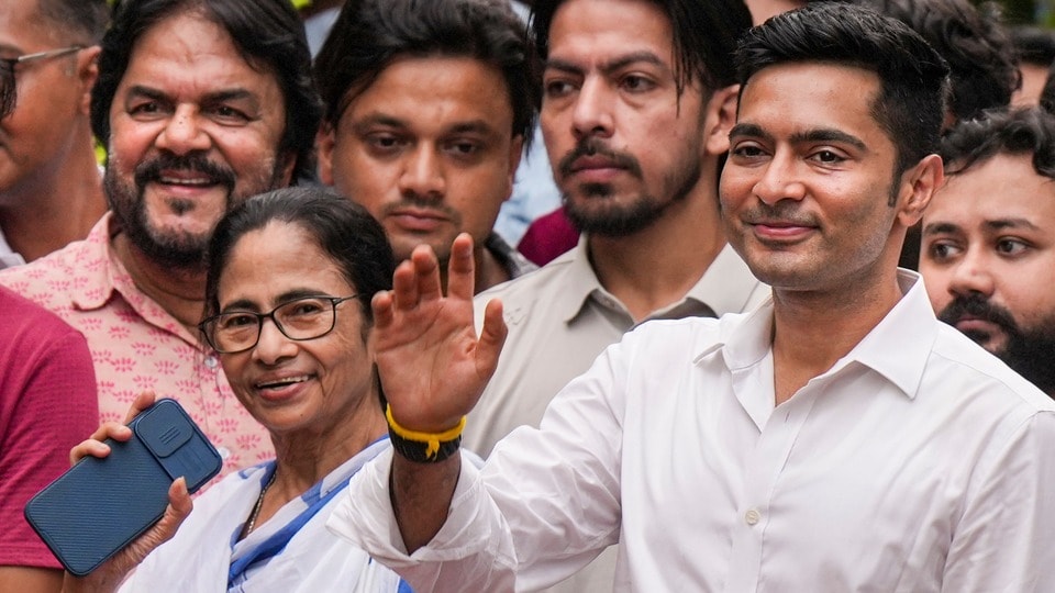 তৃণমূল কংগ্রেসের বিরুদ্ধে বিস্ফোরক অভিযোগ তুললেন ঋতব্রত শিবিরের বিধায়ক প্রসূন বন্দ্যোপাধ্যায়।