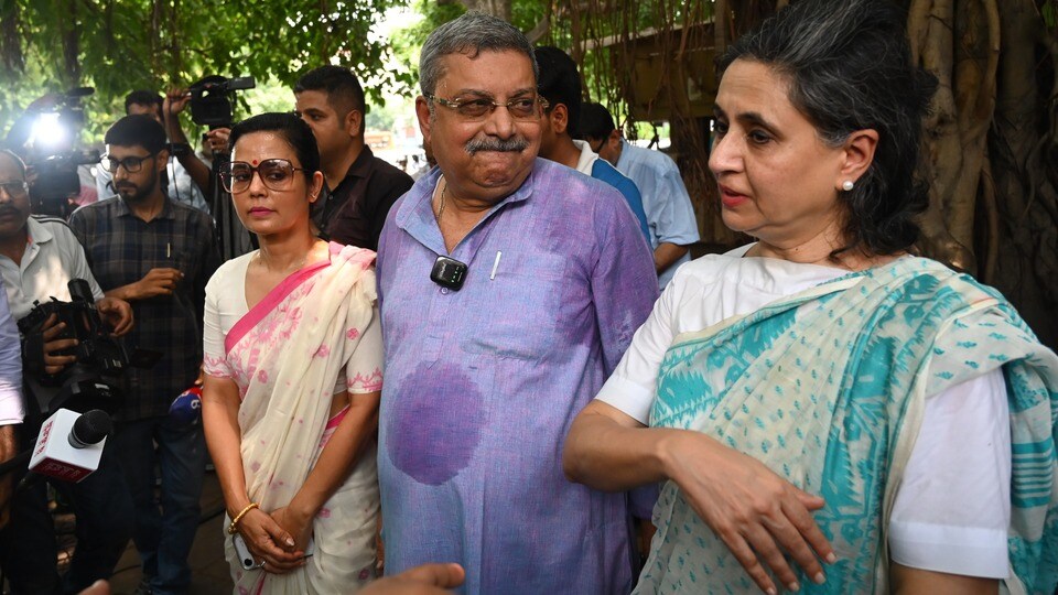 কল্যাণের অভিযোগ, লোকসভা ও রাজ্যসভায় নিজেদের সংখ্যা বাড়ানোর জন্য পরিকল্পিতভাবে বিরোধী দলের সাংসদদের ভাঙাচ্ছে বিজেপি। (Hindustan Times)