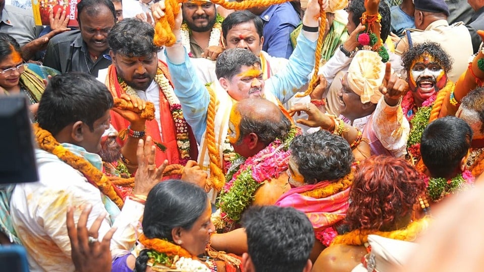 <p>అమ్మవారి ఆశీర్వాదంతో రాష్ట్రమంతా మంచి వర్షాలతో పాడి పంటలతో ఆయు ఆరోగ్యాలతో ఉండాలని అమ్మవారిని వేడుకున్నట్లు మంత్రి పొన్నం తెలిపారు. పోతరాజులతో కలిసి నృత్యం చేసూ సందడి చేశారు. </p>