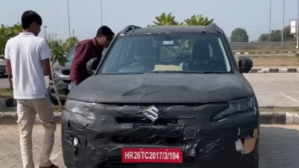 <p>ఈ సరికొత్త అప్‌డేట్‌లో బ్రెజ్జా పూర్తిగా మారిపోకుండా, కస్టమర్లను ఆకట్టుకునేలా అవసరమైన మేర డిజైన్ మార్పులతో వస్తోంది. లీకైన ఫోటోల ప్రకారం.. దీని ఫ్రంట్ అండ్ రియర్ బంపర్లను మరింత స్టైలిష్‌గా మార్చారు. కొత్త లైటింగ్ ఎలిమెంట్స్, సరికొత్త ఫోర్-స్పోక్ అలాయ్ వీల్స్ ఈ కారుకు ప్రీమియం లుక్‌ను ఇస్తున్నాయి. కారు లోపలి భాగంలో సరికొత్త కలర్ స్కీమ్, డ్యాష్‌బోర్డ్‌పై కొత్త ట్రిమ్ ఆప్షన్లను జోడించారు.</p>