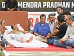 AAP national convener Arvind Kejriwal with activist Sonam Wangchuk at Jantar Mantar. (Sanjeev Verma/Hindustan Times)