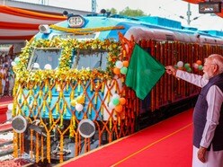 భారతదేశపు మొదటి హైడ్రోజన్ రైలును ప్రారంభిస్తున్న ప్రధాన మంత్రి నరేంద్ర మోదీ