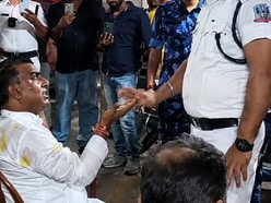নিউটাউনে এক বৃদ্ধার ফ্ল্যাট দীর্ঘদিন ধরে দখল করে রাখার অভিযোগে গ্রেফতার হলেন এক বিজেপি নেতা। 