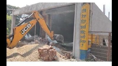 According to the additional chief administrator, the general public should not purchase plots or buildings in unauthorised colonies as they may face issues regarding basic facilities, such as water supply, sewerage, roads and other civic amenities. (HT Photo) According to the additional chief administrator, the general public should not purchase plots or buildings in unauthorised colonies as they may face issues regarding basic facilities, such as water supply, sewerage, roads and other civic amenities. (HT Photo)