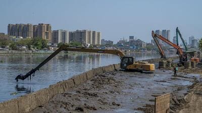 Mumbai, India - May 18, 2023: State of Maharashtra Hon. Chief Minister Eknath Shinde along with Brihanmumbai Municipal Corporation Commissioner and Administrator Iqbal Singh Chahal inspecting the desilting works of Mithi River at BKC in Mumbai, India, on Thursday, May 18, 2023. (Photo by Satish Bate/ Hindustan Times) (Hindustan Times) Mumbai, India - May 18, 2023: State of Maharashtra Hon. Chief Minister Eknath Shinde along with Brihanmumbai Municipal Corporation Commissioner and Administrator Iqbal Singh Chahal inspecting the desilting works of Mithi River at BKC in Mumbai, India, on Thursday, May 18, 2023. (Photo by Satish Bate/ Hindustan Times) (Hindustan Times)