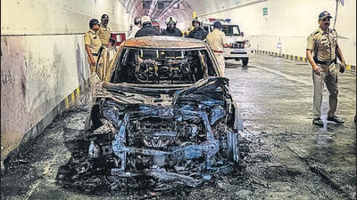 The meetings were held a day after a moving car caught fire in the southbound tunnel of the coastal road, filling sections of it with thick smoke and triggering panic among motorists. (Raju Shinde/HT Photo) The meetings were held a day after a moving car caught fire in the southbound tunnel of the coastal road, filling sections of it with thick smoke and triggering panic among motorists. (Raju Shinde/HT Photo)