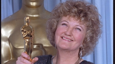 Brenda Fricker holds up her Oscar after winning the Best Supporting Actress category at Academy Awards on  March 26, 1990. (REUTERS)