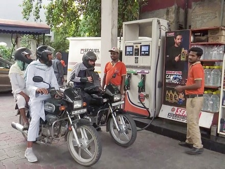 New Delhi, May 25 (ANI): Visuals from a petrol pump at Moti bagh following a fuel price increase, in New Delhi on Monday. Petrol price has risen to  <span class='webrupee'>₹</span>102.12 per litre while diesel is now at  <span class='webrupee'>₹</span>95.20 per litre. (ANI Video Grab)