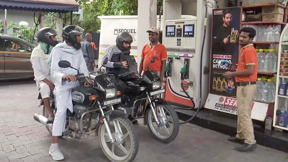 New Delhi, May 25 (ANI): Visuals from a petrol pump at Moti bagh following a fuel price increase, in New Delhi on Monday. Petrol price has risen to  <span class='webrupee'>₹</span>102.12 per litre while diesel is now at  <span class='webrupee'>₹</span>95.20 per litre. (ANI Video Grab)