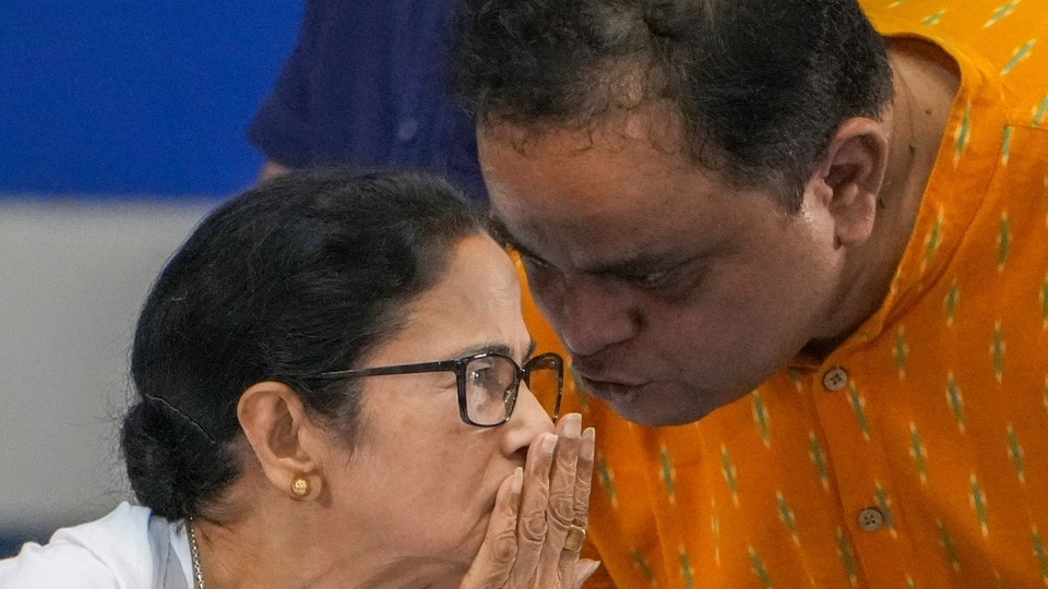 দীর্ঘদিন দলীয় কর্মকাণ্ড থেকে দূরে থাকা ব্রাত্য বসুও নাকি ঋতব্রত বন্দ্যোপাধ্যায়ের নেতৃত্বাধীন শিবিরে যোগ দিতে পারেন।