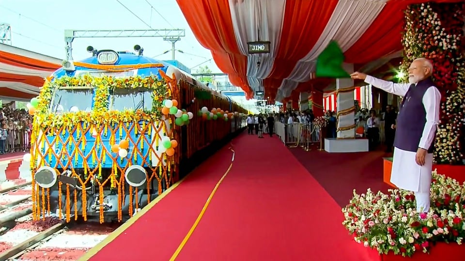 এই প্রথম ভারতে হাইড্রোজেন ফুয়েল সেল প্রযুক্তি ব্যবহার করে ট্রেন চালানো হচ্ছে। (@NarendraModi)