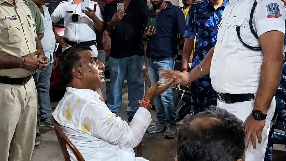 নিউটাউনে এক বৃদ্ধার ফ্ল্যাট দীর্ঘদিন ধরে দখল করে রাখার অভিযোগে গ্রেফতার হলেন এক বিজেপি নেতা।
