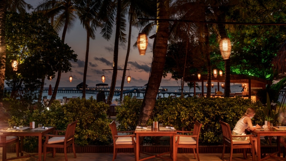 Enjoying dinner with the endless views of the ocean. (Sun Siyam Iru Fushi) Enjoying dinner with the endless views of the ocean. (Sun Siyam Iru Fushi)