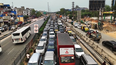 At least five ambulances were caught in the traffic jam. Authorities diverted vehicles via KMP Expressway, Sohna Road and SPR. (HT) At least five ambulances were caught in the traffic jam. Authorities diverted vehicles via KMP Expressway, Sohna Road and SPR. (HT)