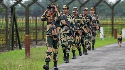 মায়ানমার ও বাংলাদেশের সঙ্গে লাগোয়া সীমান্ত জেলা লংতলাইয়ে (Lawngtlai) অবৈধ অনুপ্রবেশ রুখতে এবং নথিহীন বিদেশি নাগরিকদের বাণিজ্যিক কর্মকাণ্ডের উপর নজরদারি আরও জোরদার করার সিদ্ধান্ত নিল মিজোরাম প্রশাসন। (ছবিটি প্রতীকী, সৌজন্যে এএফপি)