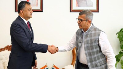 ভারতের প্রতিরক্ষা সচিব রাজেশ কুমার সিংয়ের সঙ্গে এই বৈঠক মুখোমুখি হন শ্রীলঙ্কার প্রতিরক্ষা সচিব তথা অবসরপ্রাপ্ত এয়ার ভাইস মার্শাল সম্পথ থুয়াকোন্থা। ভারতের প্রতিরক্ষা সচিব রাজেশ কুমার সিংয়ের সঙ্গে এই বৈঠক মুখোমুখি হন শ্রীলঙ্কার প্রতিরক্ষা সচিব তথা অবসরপ্রাপ্ত এয়ার ভাইস মার্শাল সম্পথ থুয়াকোন্থা।