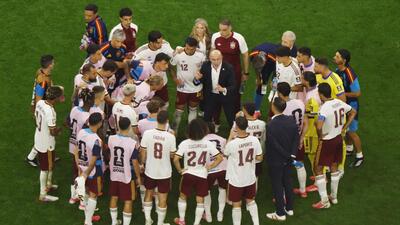 Spain coach Luis De La Fuente and players during a hydration break in the semi-final against France at Dallas Stadium, Arlington, Texas (REUTERS) Spain coach Luis De La Fuente and players during a hydration break in the semi-final against France at Dallas Stadium, Arlington, Texas (REUTERS)