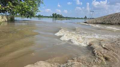 The Sikarahana River in spate at Bishunpurwa (Ward No. 1), near Lal Parsa village in Sugauli block of East Champaran on Saturday. (HT Photo) The Sikarahana River in spate at Bishunpurwa (Ward No. 1), near Lal Parsa village in Sugauli block of East Champaran on Saturday. (HT Photo)
