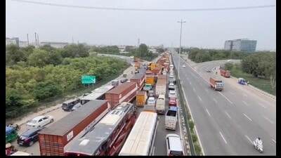 Traffic police have reached the spot and were involved in diverting the traffic to other routes. (HT Photo) Traffic police have reached the spot and were involved in diverting the traffic to other routes. (HT Photo)