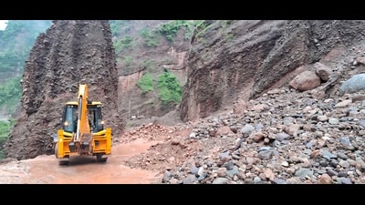 Two JCB machines have been deployed to safely retrieve the vehicle and restore the road for traffic. (HT Photo)