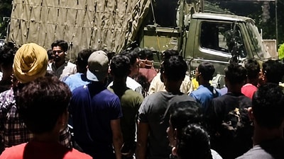 ৬ জুলাই উখরুল জেলা সদর থেকে প্রায় ১৭ কিলোমিটার দূরে নুংশাং খং এলাকার কাছে শাংশাকে অসম রাইফেলসের একটি কনভয়ের উপর অতর্কিতে হামলা চালিয়েছিল সন্দেহভাজন জঙ্গিরা। ৬ জুলাই উখরুল জেলা সদর থেকে প্রায় ১৭ কিলোমিটার দূরে নুংশাং খং এলাকার কাছে শাংশাকে অসম রাইফেলসের একটি কনভয়ের উপর অতর্কিতে হামলা চালিয়েছিল সন্দেহভাজন জঙ্গিরা।