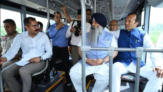 Kurukshetra MP Naveen Jindal (extreme right) with Haryana Sikh Gurdwara Management Committee president Jagdish Singh Jhinda and district officials on board the electric bus on Friday. (HT Photo)