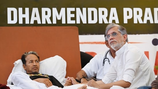 Congress's Pawan Khera meets Sonam Wangchuk as Opposition steps up support amid hunger strike