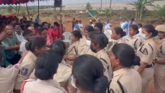 శంషాబాద్లో రణరంగం