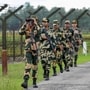 মায়ানমার ও বাংলাদেশের সঙ্গে লাগোয়া সীমান্ত জেলা লংতলাইয়ে (Lawngtlai) অবৈধ অনুপ্রবেশ রুখতে এবং নথিহীন বিদেশি নাগরিকদের বাণিজ্যিক কর্মকাণ্ডের উপর নজরদারি আরও জোরদার করার সিদ্ধান্ত নিল মিজোরাম প্রশাসন। (ছবিটি প্রতীকী, সৌজন্যে এএফপি)