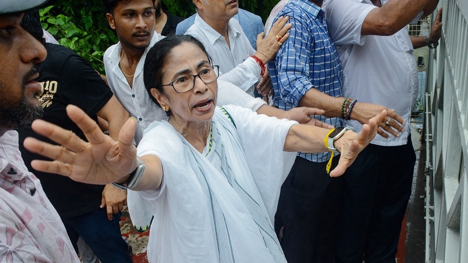 তদন্তকারী সংস্থার দাবি, দলীয় অ্যাকাউন্টে প্রায় ১৬৪ কোটি টাকার লেনদেনের স্পষ্ট হিসেব এখনও পাওয়া যায়নি। 