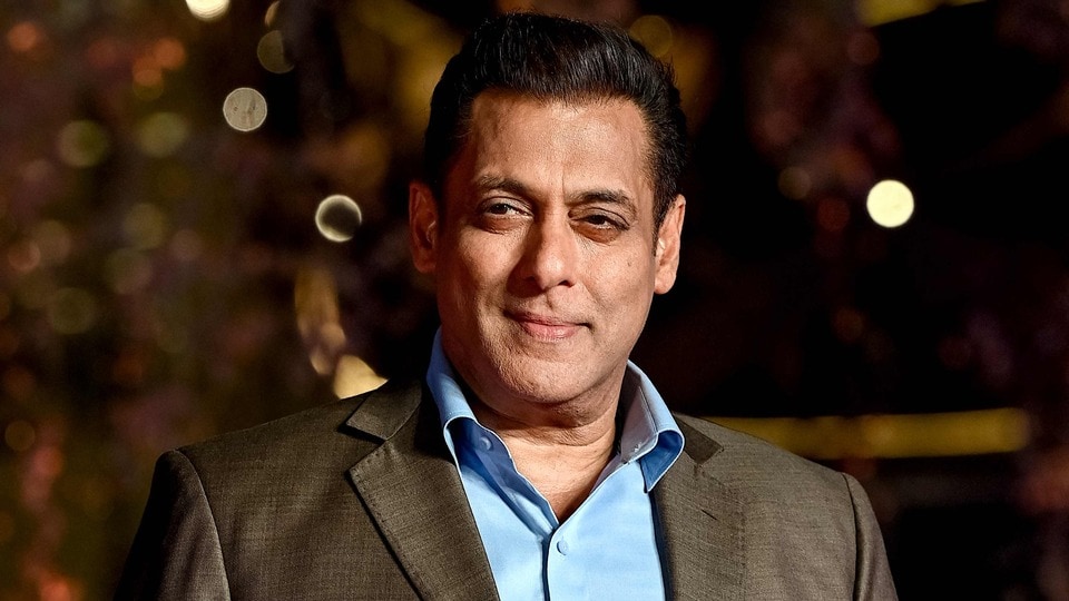 ৫০-র বেশি পরিবারের হাতে বাড়ির চাবি তুলে দিলেন সলমন খান। (AFP)