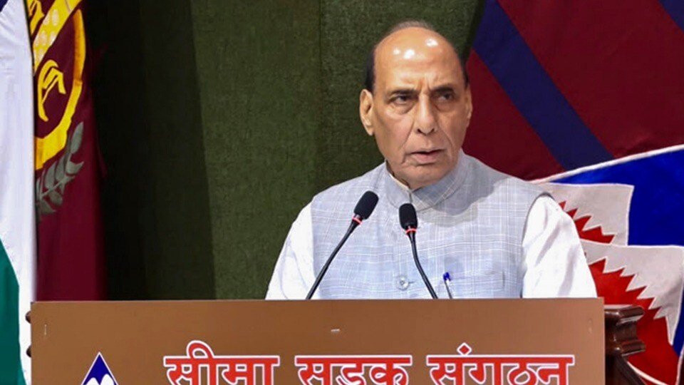 রাজনাথ বলেন, বর্তমানে সীমান্তে যে কৌশলগত পরিকাঠামো গড়ে তোলা হচ্ছে, তা আগামী এক থেকে দুই শতাব্দী ধরে ভারতের সভ্যতা ও উন্নয়নের গতিপথ নির্ধারণ করবে। (PIB)