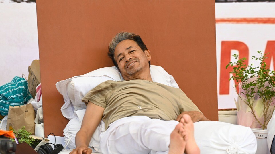 <p><strong>సరళతలోనే అసలైన బలం- </strong>వాంగ్‌చుక్ చేపట్టిన అనేక ప్రాజెక్టులు స్థానికంగా లభించే సాధారణ వనరులతోనే రోజువారీ సమస్యలను పరిష్కరిస్తాయి. ఒక మంచి పరిష్కారానికి ఎప్పుడూ ఖరీదైన సాంకేతికత అవసరం లేదని ఆయన నిరూపించారు. బౌద్ధ బోధనలు కూడా అత్యంత సరళమైన జీవన విధానాన్ని (సింప్లిసిటీ) ప్రోత్సహిస్తాయి. నిజమైన ఆనందం అనేది ఎక్కువ వస్తువులను కూడబెట్టుకోవడంలో లేదు, మనకు ఉన్నదానిని అభినందిస్తూ తృప్తిగా జీవించడంలోనే ఉందని బౌద్ధం బోధిస్తుంది.</p>(Hindustan Times)