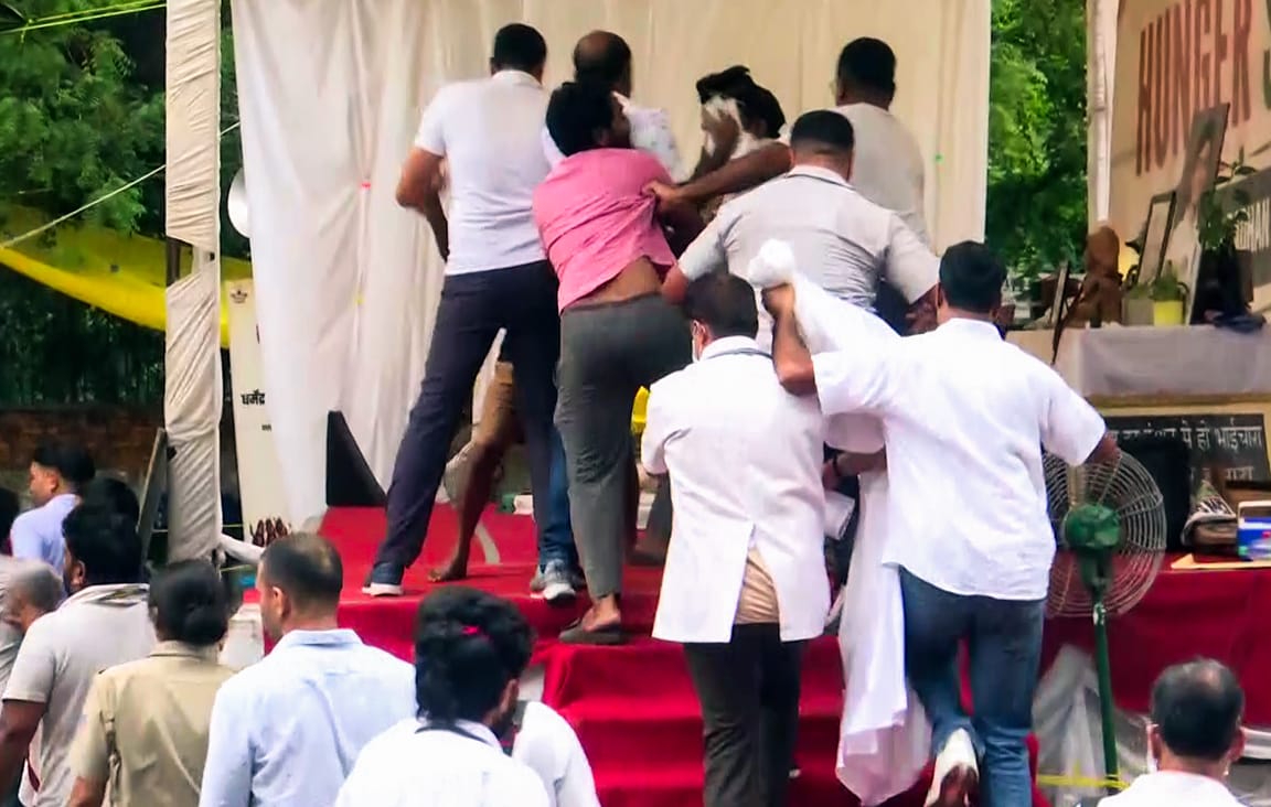 Police arrive at the protest site for take Environmentalist Sonam Wangchuk to the hospital (ANI video Grab) Police arrive at the protest site for take Environmentalist Sonam Wangchuk to the hospital (ANI video Grab)