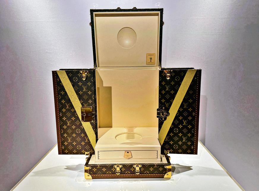 A bespoke Louis Vuitton trunk will transport the WC trophy to the New York New Jersey Stadium. A bespoke Louis Vuitton trunk will transport the WC trophy to the New York New Jersey Stadium.