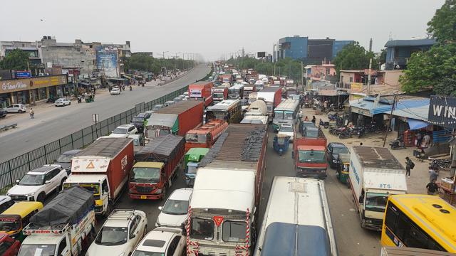 Officials said the power supply tripped automatically, preventing any untoward incident after the transmission line fell on the expressway. (HT) Officials said the power supply tripped automatically, preventing any untoward incident after the transmission line fell on the expressway. (HT)