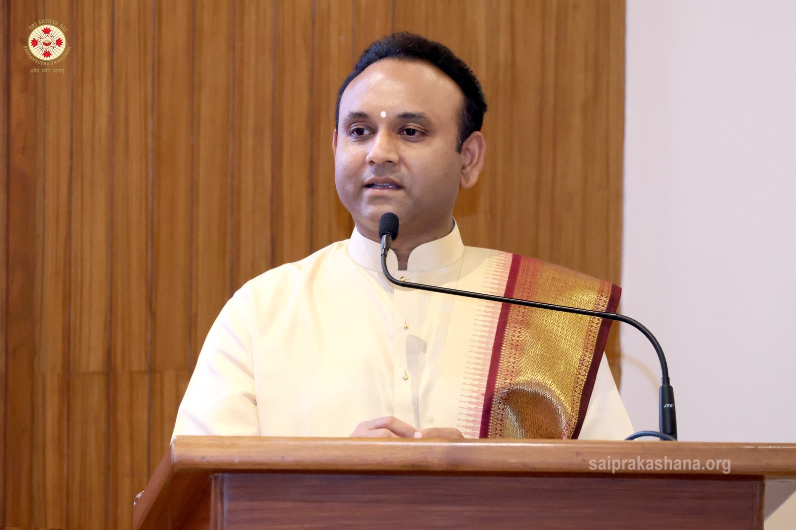 'వన్ వరల్డ్ వన్ ఫ్యామిలీ మిషన్' వ్యవస్థాపకులు సద్గురు శ్రీ మధుసూదన సాయి 'వన్ వరల్డ్ వన్ ఫ్యామిలీ మిషన్' వ్యవస్థాపకులు సద్గురు శ్రీ మధుసూదన సాయి