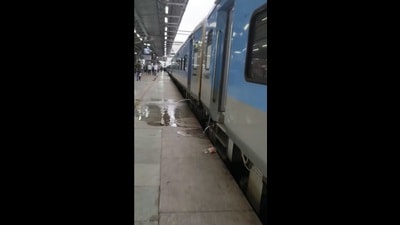 Passengers present at the station said that the water continued to flow for a brief period, forcing commuters to carefully navigate the wet patch, luggage in tow. (HT)