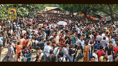 Protesters show up in large numbers as security is deployed outside Jantar Mantar on Sunday. (Sanjeev Verma/HT) Protesters show up in large numbers as security is deployed outside Jantar Mantar on Sunday. (Sanjeev Verma/HT)