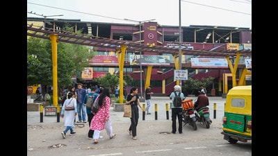 The Botanical Garden station that connects the Blue Line and Magenta Line, saw an average daily footfall of 271,000 passengers in June, ahead of the Kashmere Gate’s 257,000, the DMRC said. (Sunil Ghosh/HT Photo) The Botanical Garden station that connects the Blue Line and Magenta Line, saw an average daily footfall of 271,000 passengers in June, ahead of the Kashmere Gate’s 257,000, the DMRC said. (Sunil Ghosh/HT Photo)