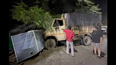 The mini truck that hit the vehicle of AAP councilor Nidhi Gupta in Ludhiana on Sunday. (HT Photo)