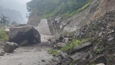 The stretch of road closed due to landslide and boulder fall near Ojri on Sunday morning in Uttarkashi district. (HT picture) The stretch of road closed due to landslide and boulder fall near Ojri on Sunday morning in Uttarkashi district. (HT picture)