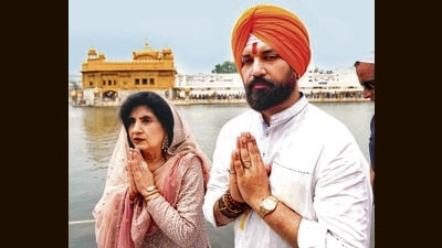Union minister Chirag Paswan and his mother, Reena Paswan, paying obeisance at Golden Temple in Amritsar. (Sameer Sehgal/HT) Union minister Chirag Paswan and his mother, Reena Paswan, paying obeisance at Golden Temple in Amritsar. (Sameer Sehgal/HT)