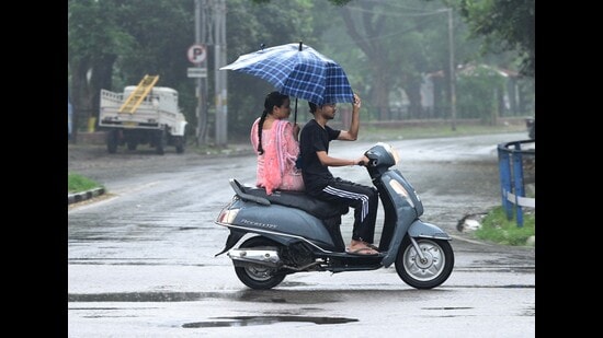 6 mm of rain recorded; mercury expected to fall by 6°C. (HT PHOTO)