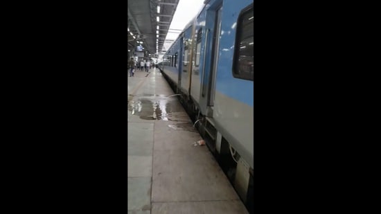 Passengers present at the station said that the water continued to flow for a brief period, forcing commuters to carefully navigate the wet patch, luggage in tow. (HT)
