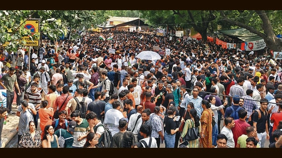 Protesters show up in large numbers as security is deployed outside Jantar Mantar on Sunday. (Sanjeev Verma/HT)