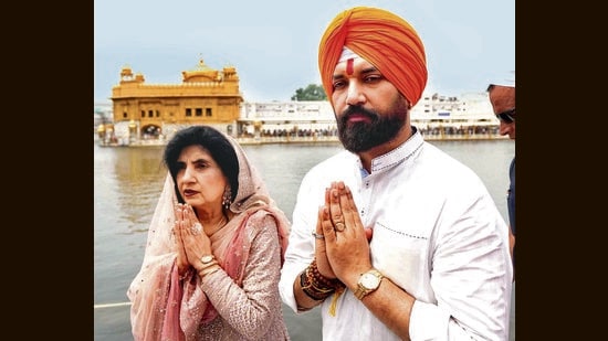 Union minister Chirag Paswan and his mother, Reena Paswan, paying obeisance at Golden Temple in Amritsar. (Sameer Sehgal/HT)