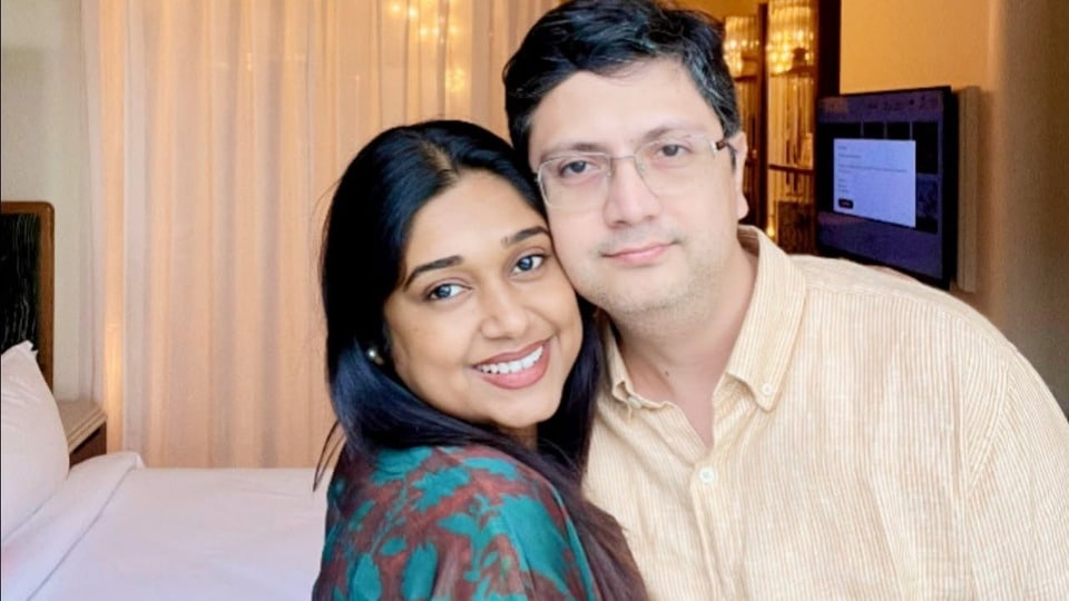 ‘ইন্টারনেটের সব খবর সত্যি নয়!’ বরের পরিচয় নিয়ে ভুয়ো তথ্য, বিরক্ত সারেগমাপা-র অন্তরা মৈত্র!‘ইন্টারনেটের সব খবর সত্যি নয়!’ বরের পরিচয় নিয়ে ভুয়ো তথ্য, বিরক্ত সারেগমাপা-র অন্তরা মৈত্র!